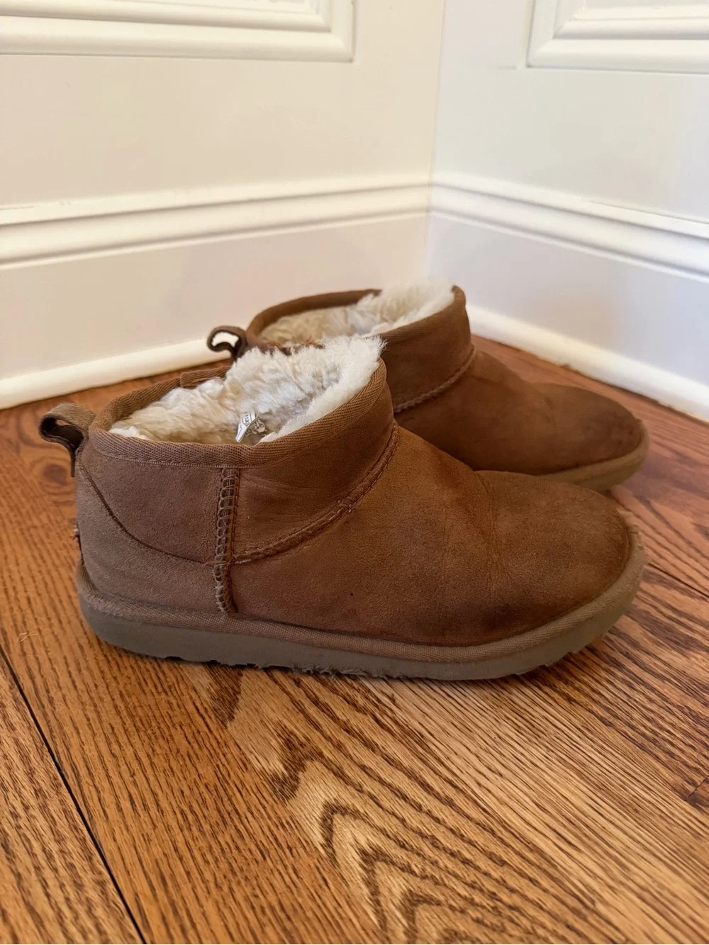 UGG Classic Mini Boots – Size 4 (Women’s) – Chestnut Brown